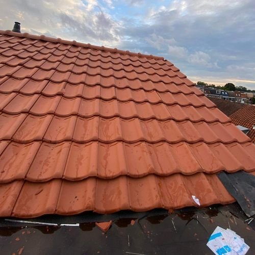 Mooie dakpannen geplaatst Dakdekker Hoensbroek inspectie van pannendak